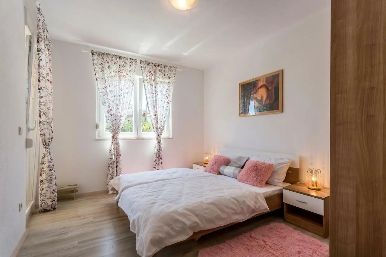 Apartment Neda Trogir 0*,